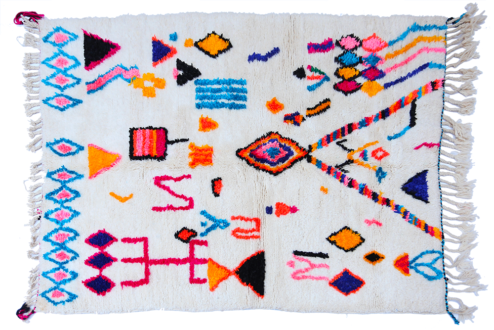Berberteppich Azilal, weiß mit Linien und Mustern grün orange gelb blau und rosa
