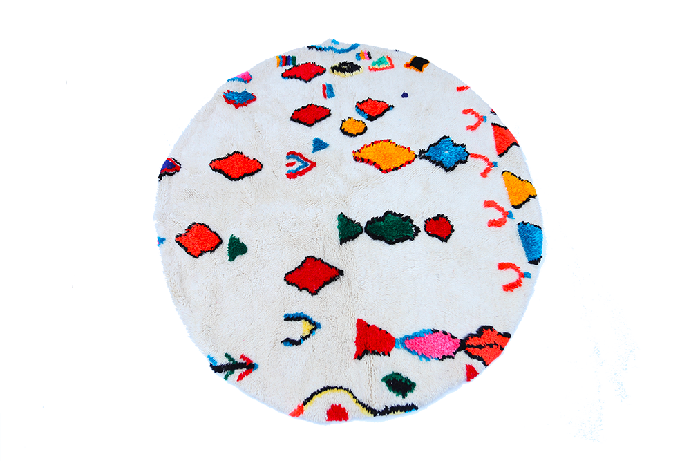Kleiner runder Berberteppich Azilal, weiß mit Motiven grün orange gelb blau und rosa