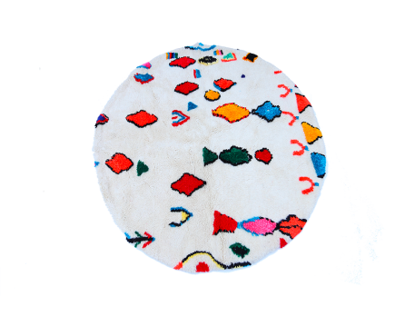 Petit tapis berbère Azilal rond, blanc avec motifs vert orange jaune bleu et rose