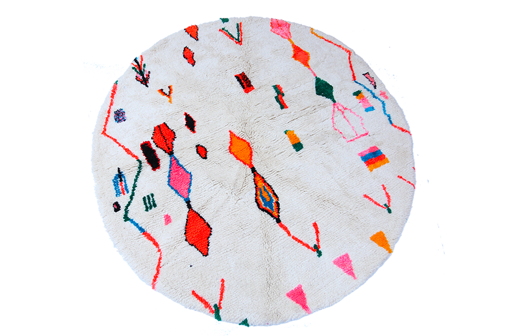 Grand tapis berbère Azilal rond, blanc avec motifs vert orange jaune bleu et rose