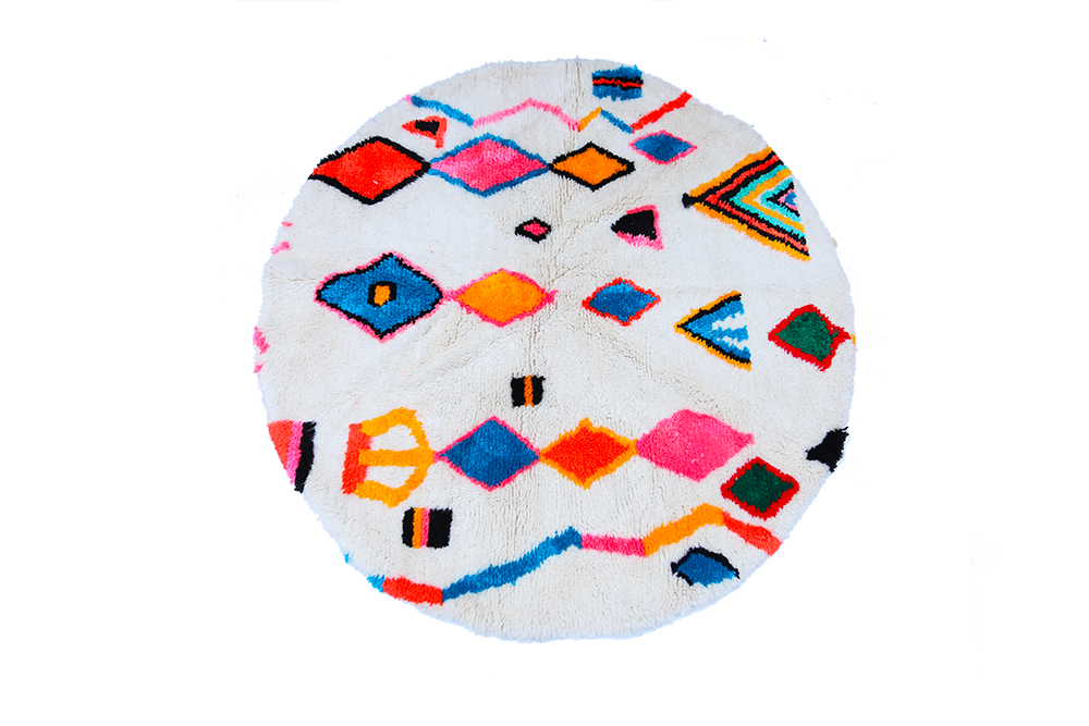 Petit tapis berbère Azilal rond, blanc avec motifs vert orange jaune bleu et rose