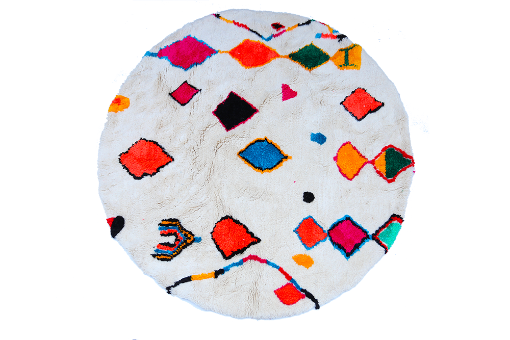 Großer runder Berberteppich Azilal, weiß mit Motiven grün orange gelb blau und rosa