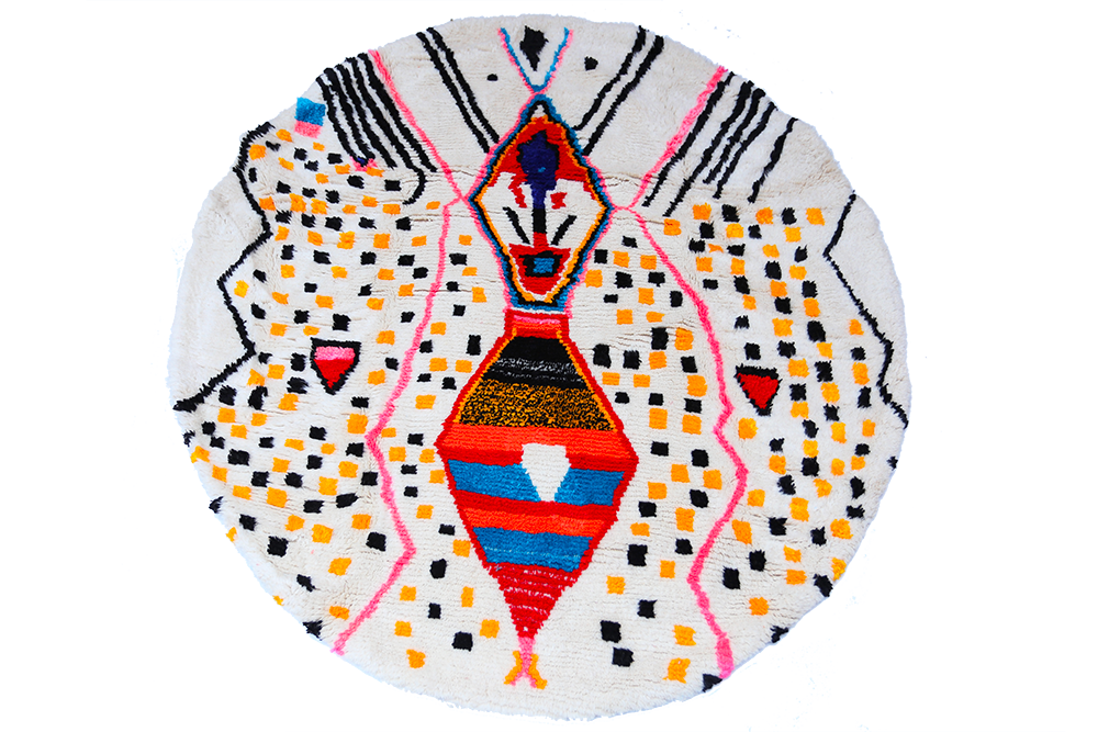 Berberteppich Azilal rund, weiß mit gelben und schwarzen Punkten und Mustern grün orange blau und rosa