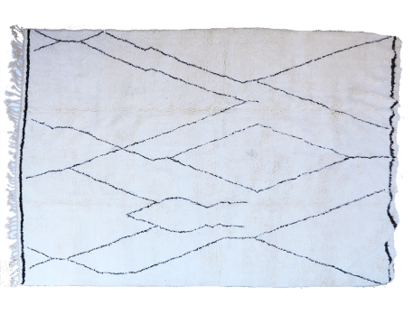 Très grand tapis berbère Béni Ouarain blanc avec lignes asymétriques en noir