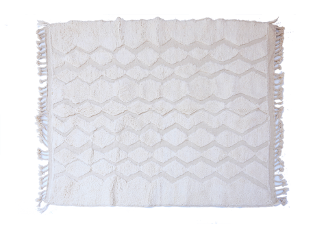Large plain white Berber carpet Béni Ouarain with engraved white zigzags