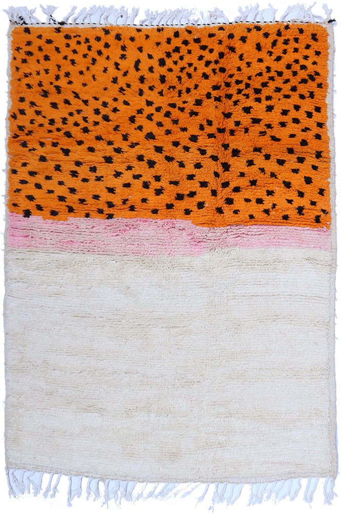 Groot modern Berber Azilal-tapijt in oranje, wit en roze met zwarte stippen.