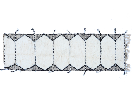 Très grand tapis berbère Béni Ouarain pour couloir, blanc avec des lignes en noir et côtés gravés
