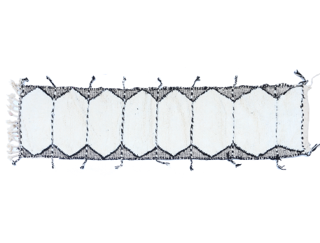 Grand tapis berbère Béni Ouarain pour couloir, blanc avec des lignes en noir et côtés gravés