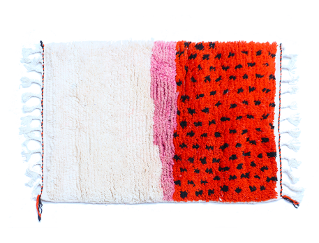 Petit tapis berbère Azilal moderne blanc rose et orange avec des pois noirs