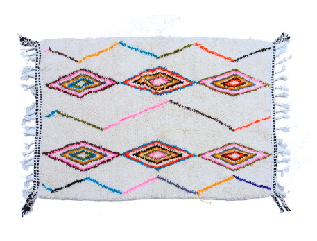 Petit tapis berbère Azilal blanc avec des losanges en rose vert jaune orange et bleu