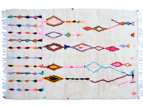 Très grand tapis berbère Azilal blanc avec des petits losanges en rose vert jaune orange et bleu