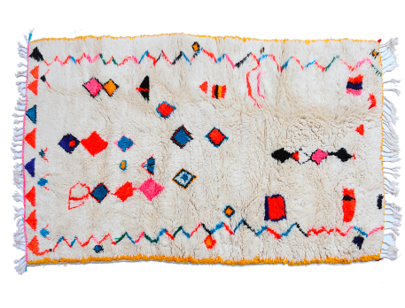 Grand tapis berbère Azilal blanc avec des motifs en rose rouge vert orange bleu contour jaune