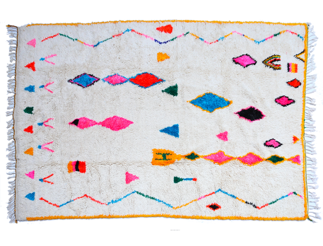 Très grand tapis berbère Azilal blanc avec des motifs en rose rouge orange bleu contour jaune