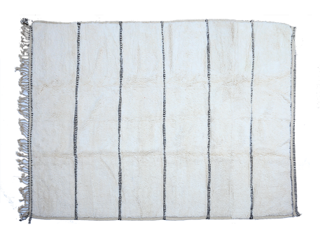 Très grand tapis berbère Béni Ouarain blanc avec des lignes symétriques gravées en noir