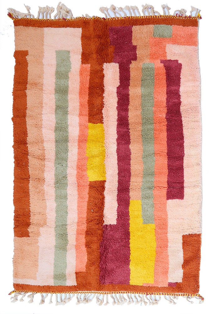 Grote moderne Berber Azilal tapijt met kleurvlakken in bruin, geel, groen, geel en roze.