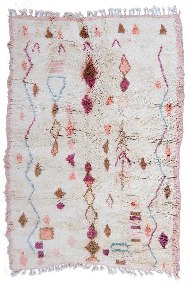 Großer Berber-Teppich Azilal in Weiß und Beige mit grünen und braunen Mustern und einem rosa Rand.