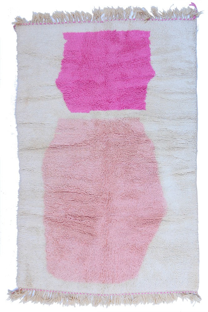 Großer moderner weißer Azilal-Berberteppich mit Farbflächen in Rosa.