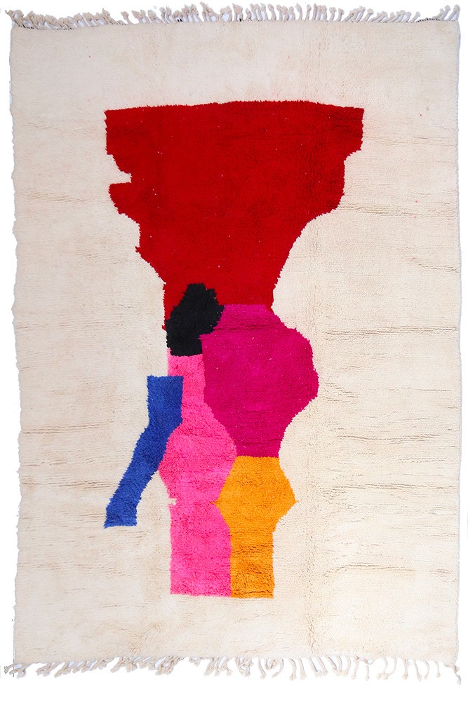 Zeer groot wit Berber Azilal-tapijt met kleurvlakken in rood, geel, blauw en roze.