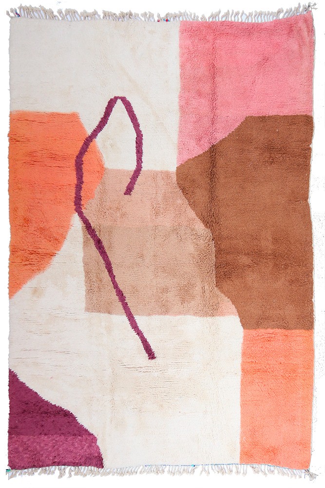 Molto grande tappeto berbero Azilal bianco con tocchi di colore verde, salmone, marrone e rosa.