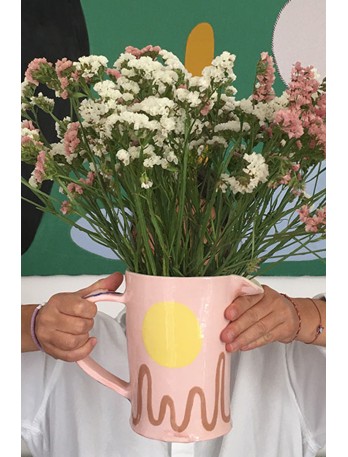 Handgemaakte keramische schaal in roze en gele kleuren, vervaardigd in Frankrijk.