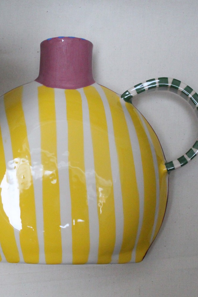 Vaas met gele, witte en groene strepen, met de hand gemaakt van keramiek in Frankrijk.