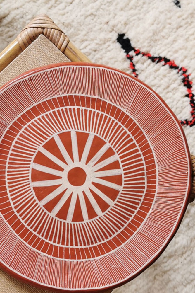 Plato decorativo de cerámica terracota fabricado artesanalmente en Túnez.