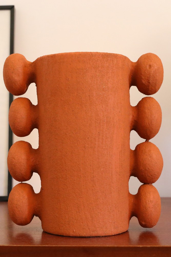 Jarrón de terracota de cerámica con borlas, fabricado artesanalmente en Marruecos.