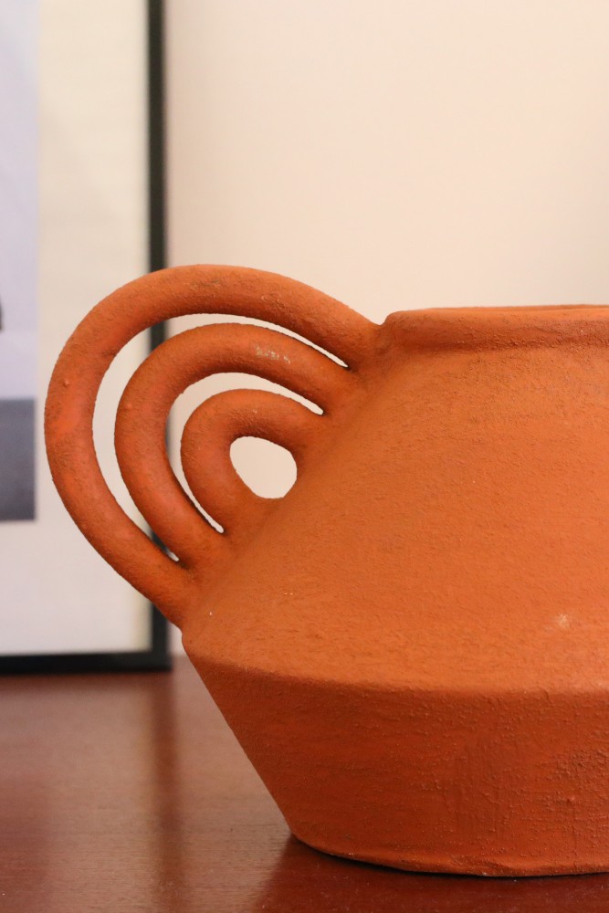 Terracotta vaas van keramiek met handvatten, ambachtelijk gemaakt in Marokko.