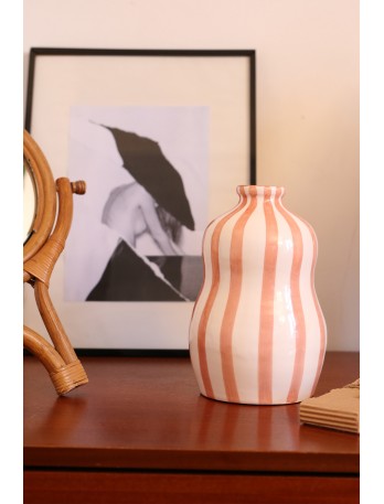 Abgerundete Vase mit Streifen in Wei&szlig; und Rosa aus handgefertigter Keramik, hergestellt in Portugal.