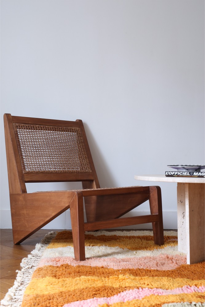Sillón de mimbre y madera de pino diseñado de forma artesanal en Marruecos.