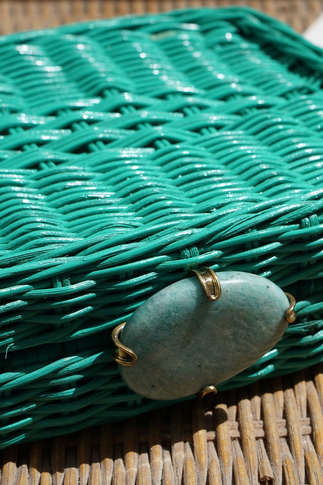 Grüne Handtasche im traditionellen Stil handgeflochten auf den Philippinen.