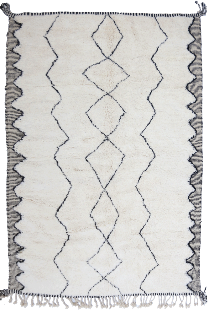 Sehr großer weißer Berber-Beni-Ouarain-Teppich mit schwarzen Rauten und Zickzack-Mustern.