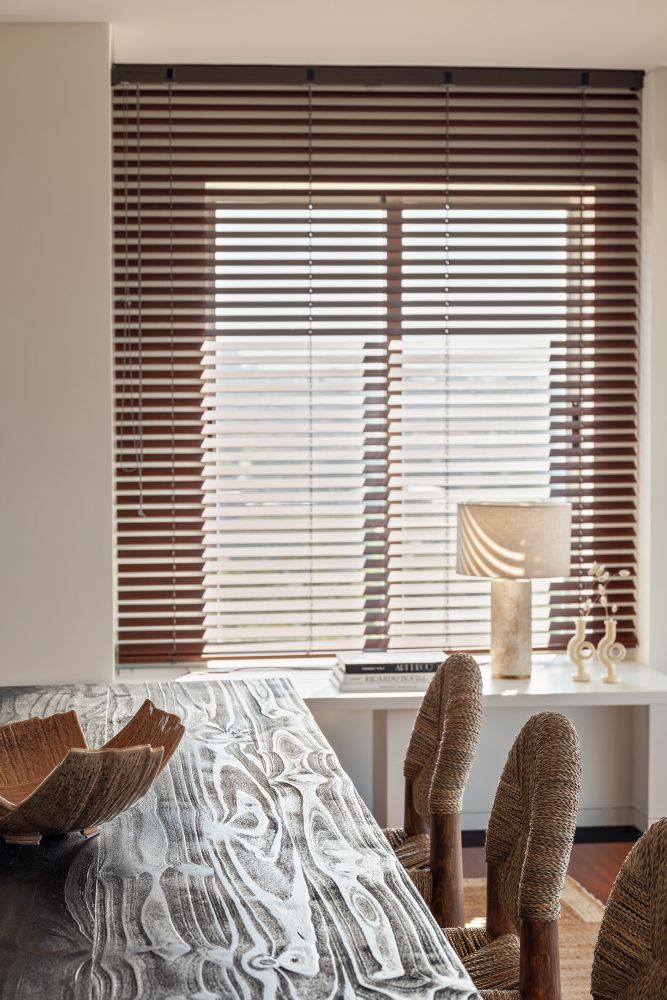 Holzstuhl mit handgefertigtem Strohgeflecht aus Marokko.