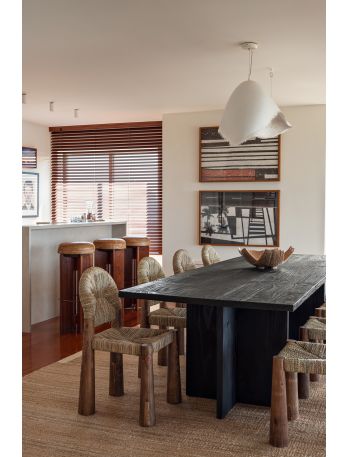 Holzstuhl mit handgefertigtem Strohgeflecht aus Marokko.