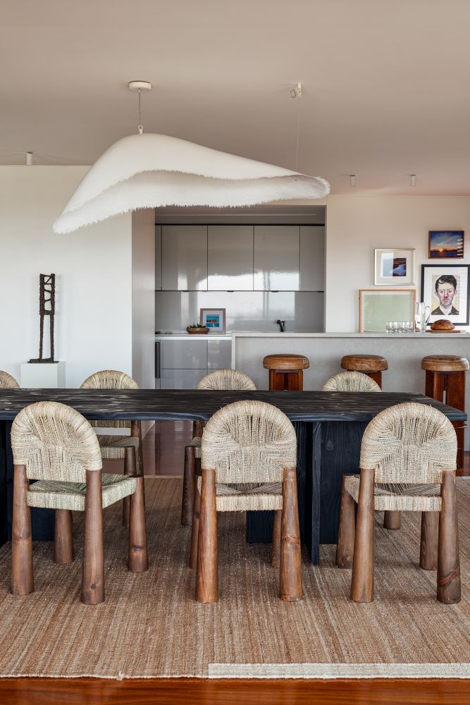 Holzstuhl mit handgefertigtem Strohgeflecht aus Marokko.