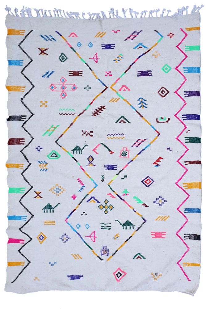 Tapis berbère aux motifs géométriques colorés sur fond blanc, avec des nuances de violet, rose et noir.