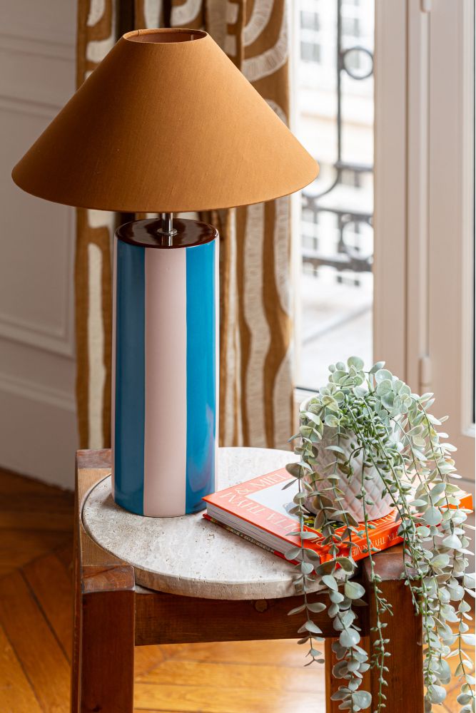 Mesa auxiliar de travertino y madera