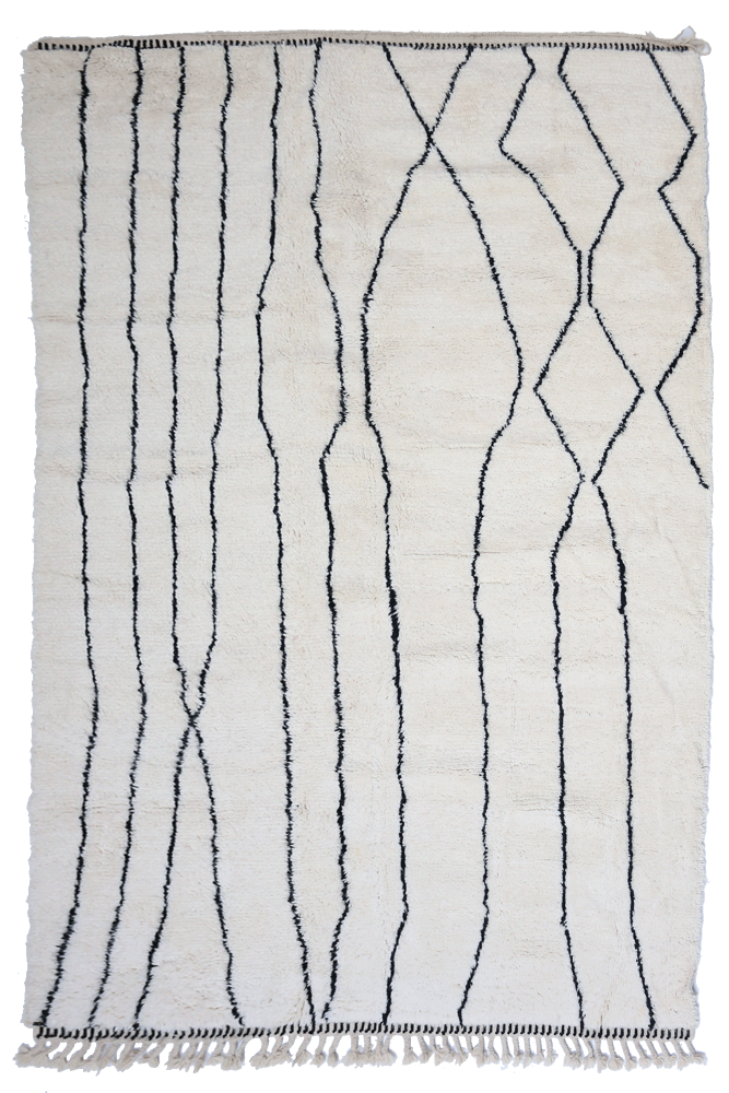 Zeer groot wit Berber tapijt van Beni Ouarain met zwarte asymmetrische patronen.