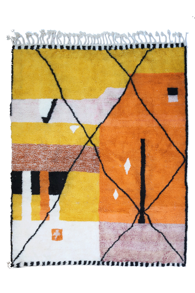 Tappeto Boujad antico molto grande in giallo, arancione, terracotta, marrone con losanghe nere.