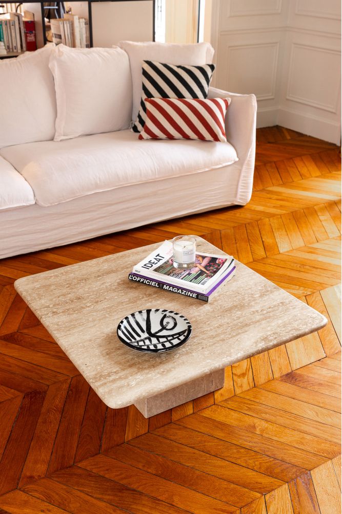 Quadratischer Couchtisch aus Travertin.