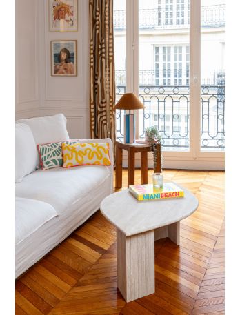 Couchtisch in Bl&uuml;tenblattform aus handgefertigtem Travertin aus Marokko.