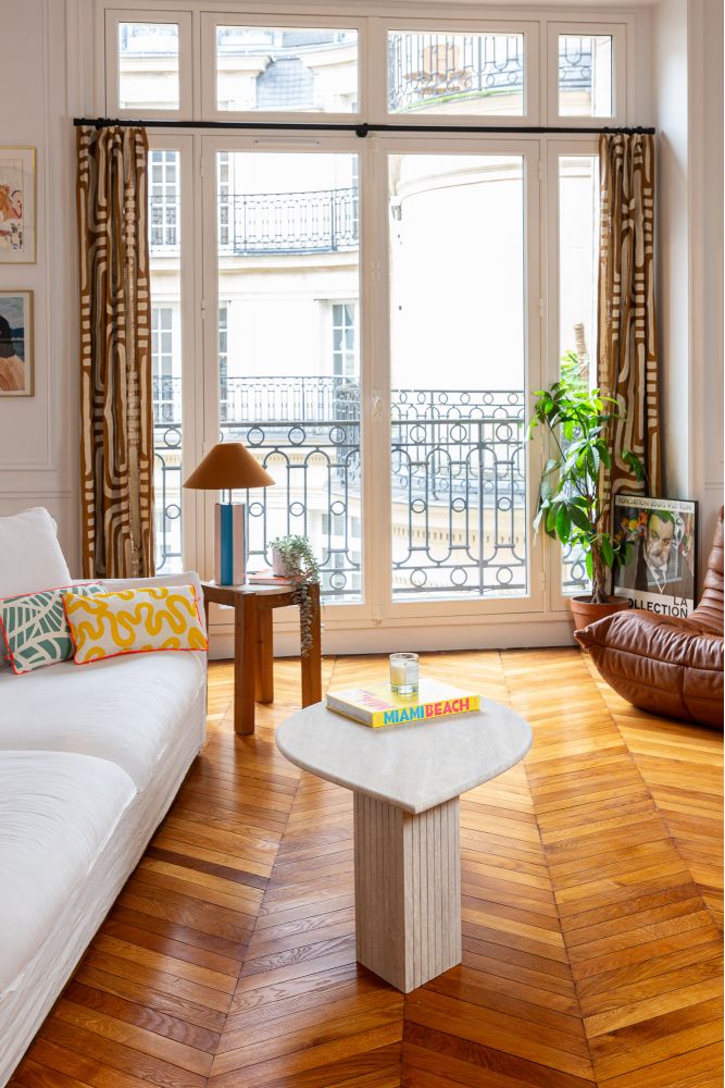 Salontafel in travertijn met bloemblaadjesvorm.