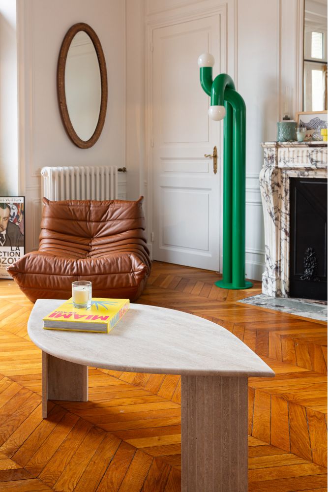 Salontafel in travertijn met bloemblaadjesvorm.