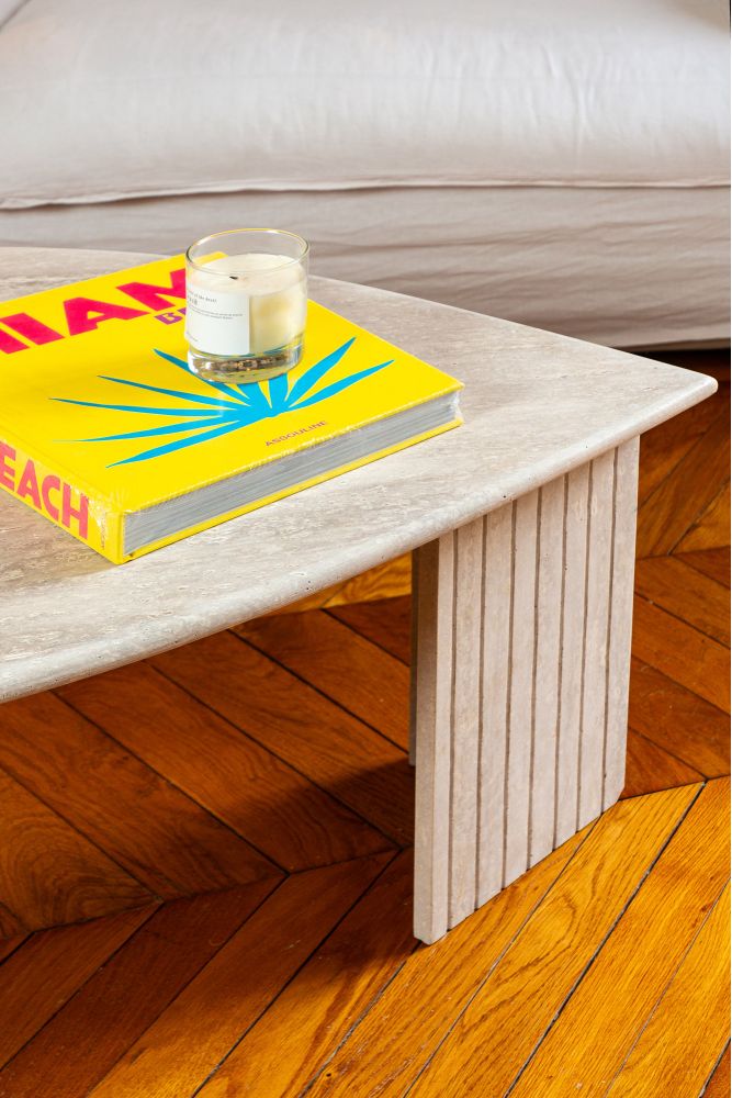 Travertin-Blumentisch