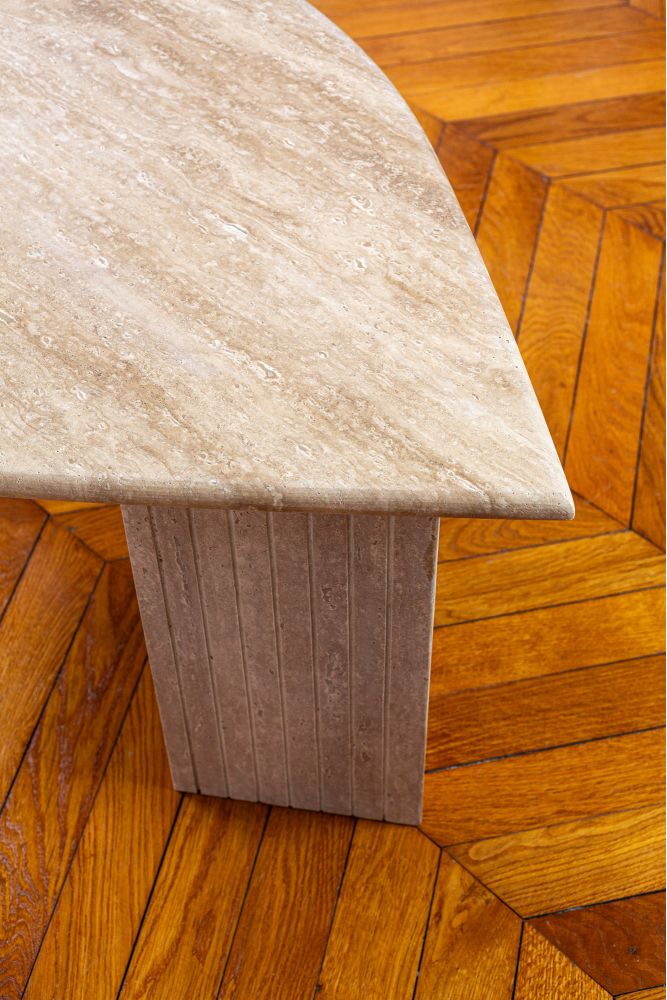 Tavolino da salotto a forma di petalo in travertino