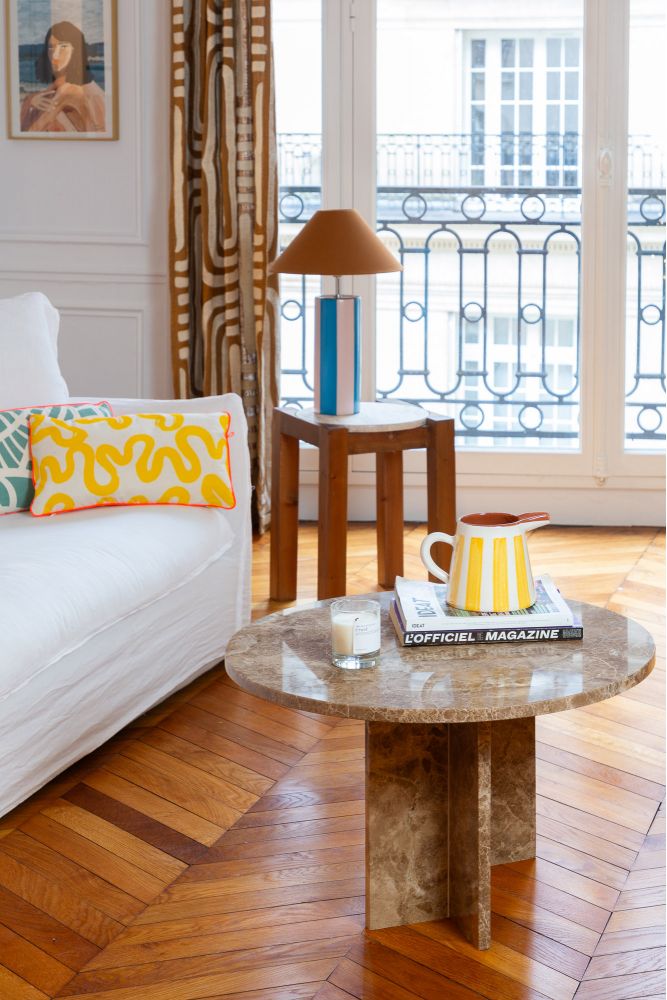 Round coffee table in beige marble