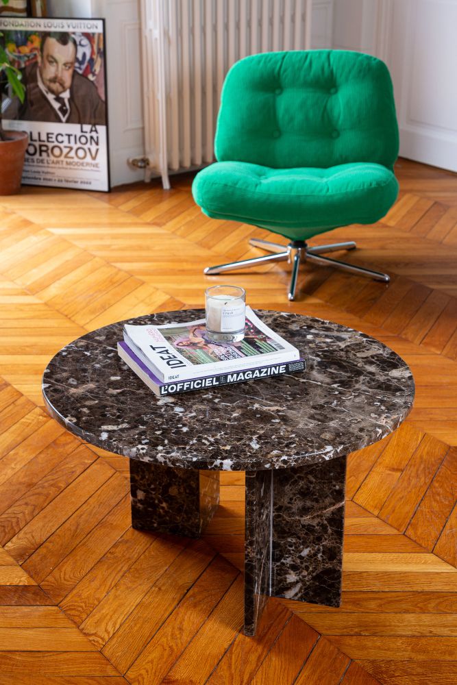 Tavolino basso rotondo in marmo marrone realizzato artigianalmente in Marocco.