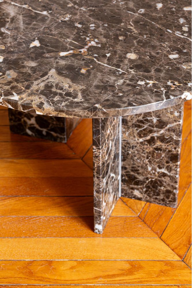 Ronde salontafel van bruin marmer