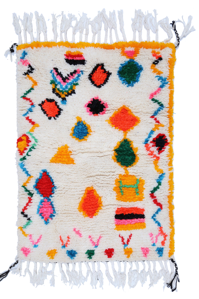 Piccolo tappeto berbero Azilal bianco con motivi rosa, verde, blu e bordo giallo.