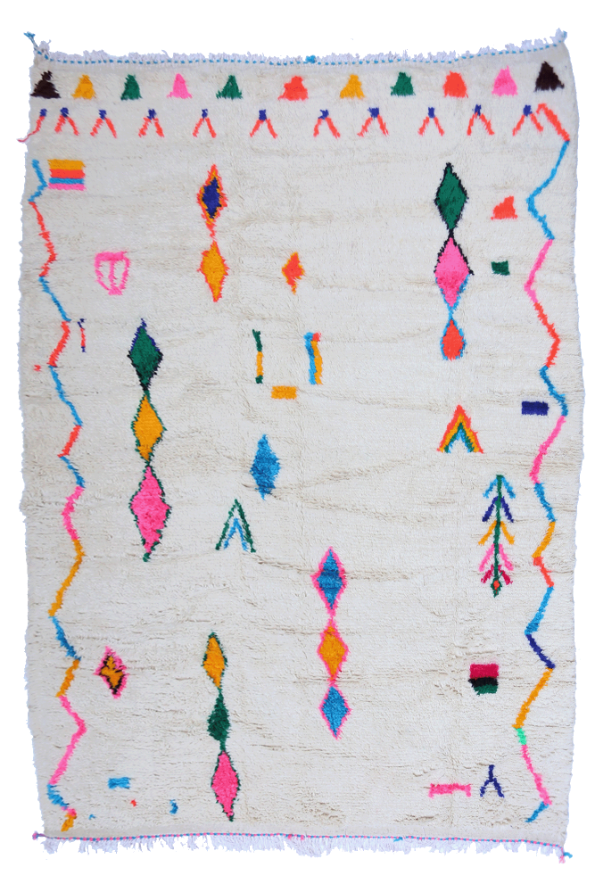 Gran alfombra bereber Azilal blanca con motivos y rombos rosados, verdes, azules y amarillos.